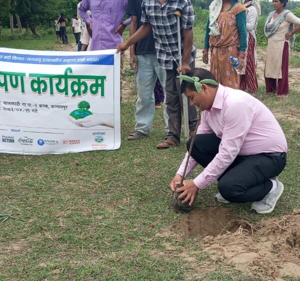 विपद् जोखिम न्युनिकरणका लागि दोदा नदी किनारमा वृक्षारोपण