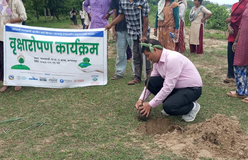 विपद् जोखिम न्युनिकरणका लागि दोदा नदी किनारमा वृक्षारोपण