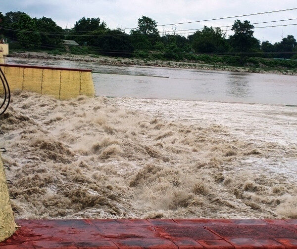 महाकाली नदीमा जलस्तर बढेपछि बनवासा पुलमा चारपाङ्ग्रे सवारी साधन आवागमन बन्द