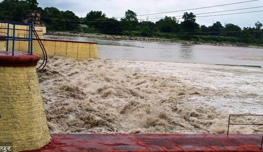 महाकाली नदीमा जलस्तर बढेपछि बनवासा पुलमा चारपाङ्ग्रे सवारी साधन आवागमन बन्द