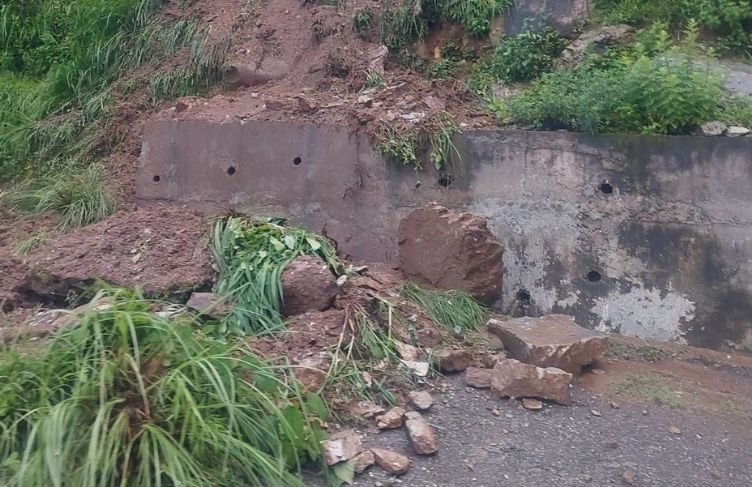 ग्रामीण सडक मर्मत सम्भार कार्य नहुँदा बिरामीलाई अस्पताल लैजान समस्या