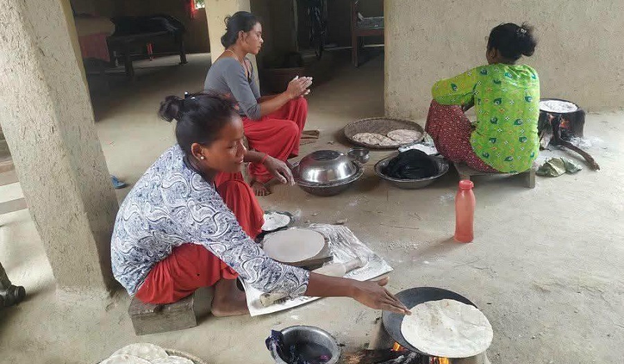 सूर्यको उपासना गरेर थारू समुदायमा अट्वारी पर्व मनाइँदै