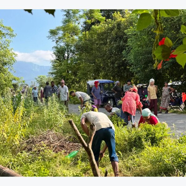 आफ्नो गाउँ सफा गर्न आफैँ जुटे युवा